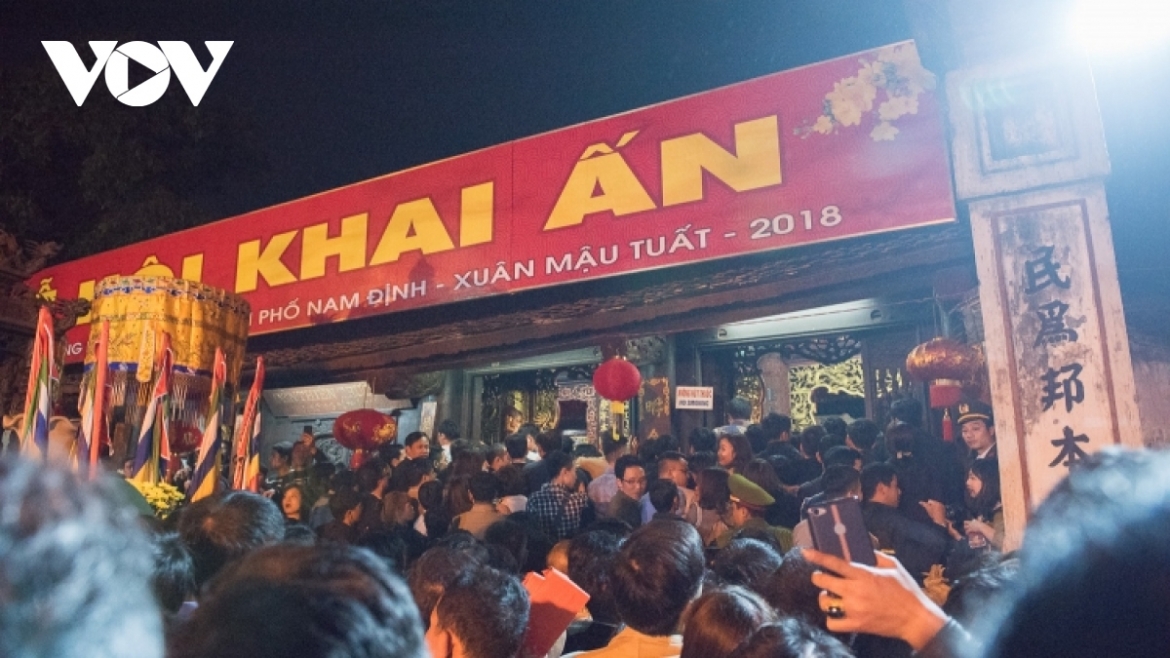 Đêm 4/2 và rạng sáng 5/2, hàng vạn người dân và du khách thập phương đã có mặt tại đền Trần dự Lễ Khai ấn. Nghi lễ dâng hương tới các vị vua Trần diễn ra tại đền Thiên Trường từ 22h15 do Ủy ban nhân dân thành phố Nam Định chủ trì. (Ảnh minh họa).