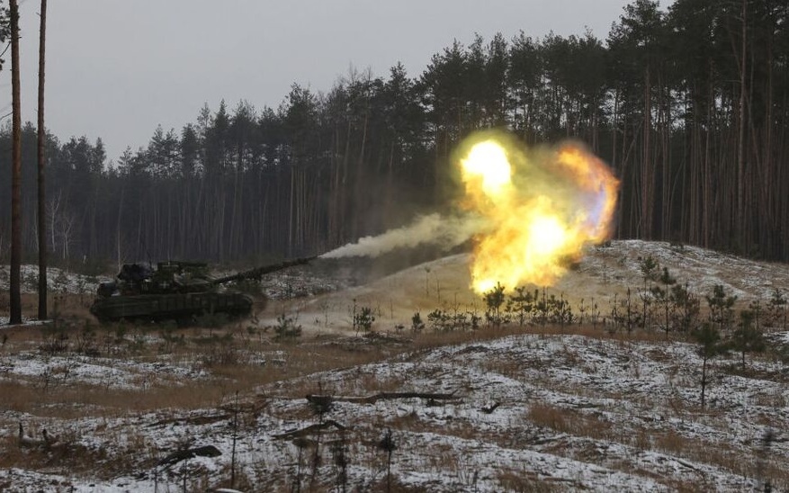 Xe tăng Ukraine nã pháo về phía vị trí quân Nga. Ảnh: AFP.
