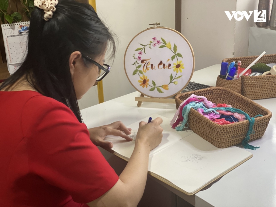 Luôn cố gắng đổi mới chất liệu để sản phẩm thêu tay có tính ứng dụng cao, gần gũi với cuộc sống, nghệ nhân Quản Thị Cúc mong muốn gìn giữ và phát triển, lan tỏa tình yêu nghề thêu truyền thống đến nhiều bạn trẻ, để nghề truyền thống không bị mất đi giữa nhịp sống công nghiệp hiện đại./.