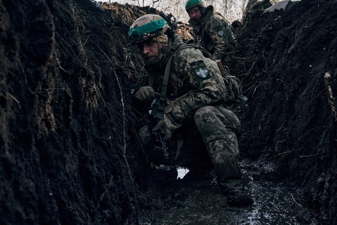 Quân đội Ukraine trong một hào chiến ở Bakhmut. Ảnh: AP