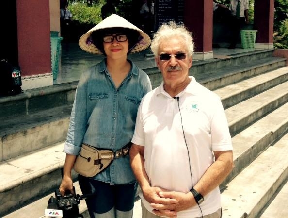 Đạo diễn Đoàn Hồng Lê trong các chuyến đi làm phim.