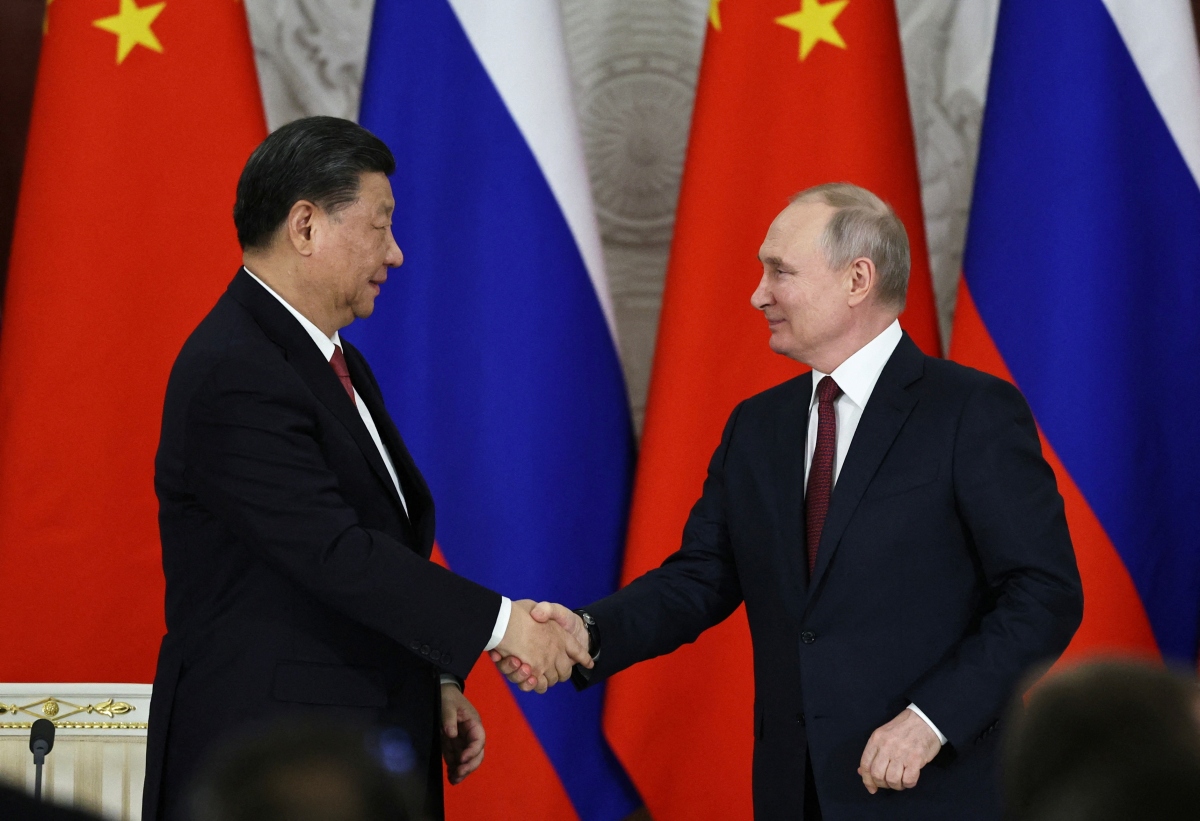 Tổng thống Nga Vladimir Putin bắt tay với Chủ tịch Trung Quốc Tập Cận Bình trong lễ ký kết sau cuộc hội đàm tại Điện Kremlin ở Moscow ngày 21/3. Ảnh: Reuters