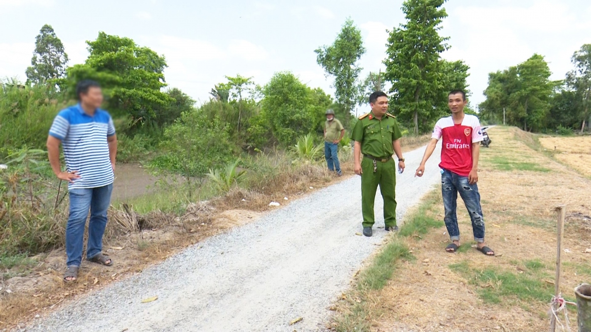 Lê Vinh Lam (áo đỏ) đang chỉ hiện trường mình báo tin giả bị cướp tài sản