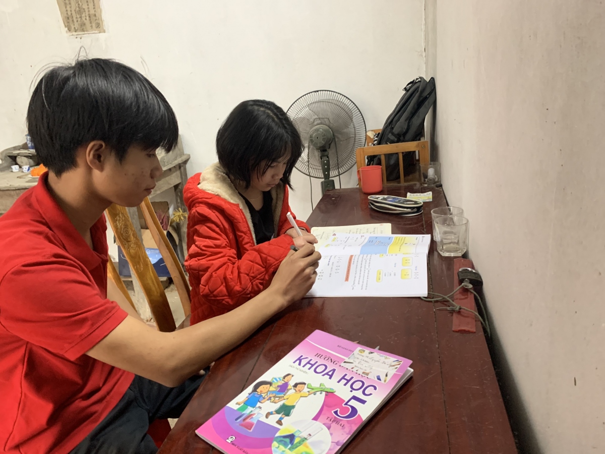 Thực hiện mô hình "Mẹ đỡ đầu", Hội phụ nữ Phòng Quản lý xuất nhập cảnh Công an tỉnh Lạng Sơn sắm sửa đồ dùng thiết yếu và sách vở... giúp hai anh em Chu Văn Mạnh và Chu Thị Hà My vượt qua khó khăn, nỗ lực phấn đấu trong học tập, cuộc sống.