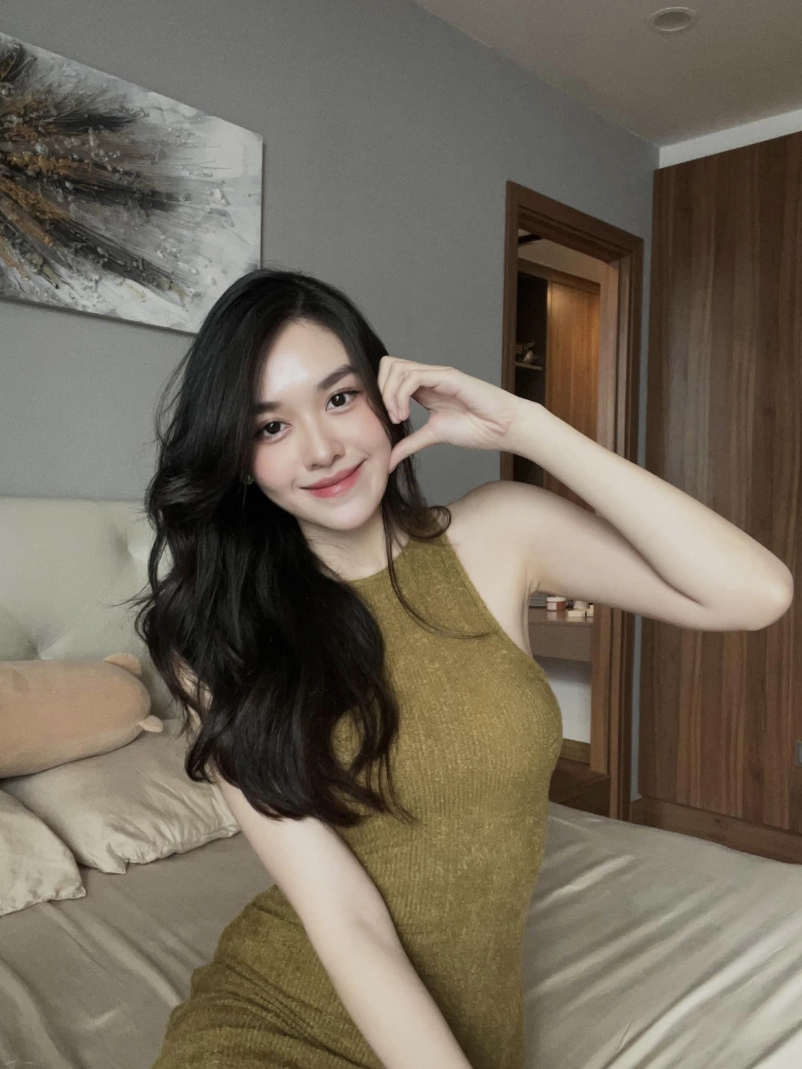 Sau khi làm vợ, làm mẹ, Tường San được khen ngợi còn xinh đẹp, đằm thắm hơn trước. 