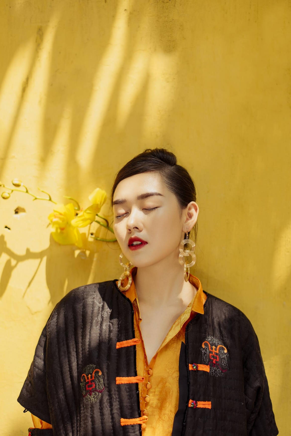 Đôi môi trái tim, gương mặt trái xoan và đôi mắt biết nói, Tường San là một trong những nàng hậu đẹp nhất của nhà Sen Vàng.