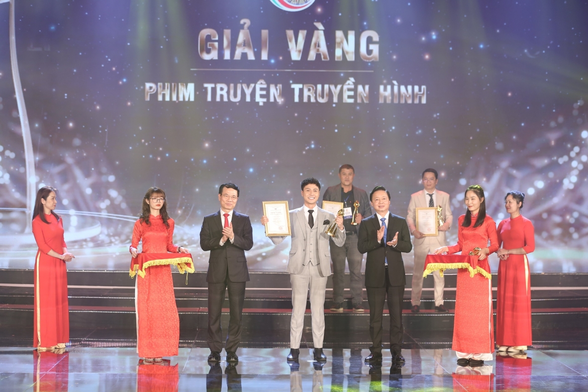 Thanh Sơn đoạt giải "Nam diễn viên xuất sắc" tại Liên hoan Truyền hình toàn quốc lần thứ 41.