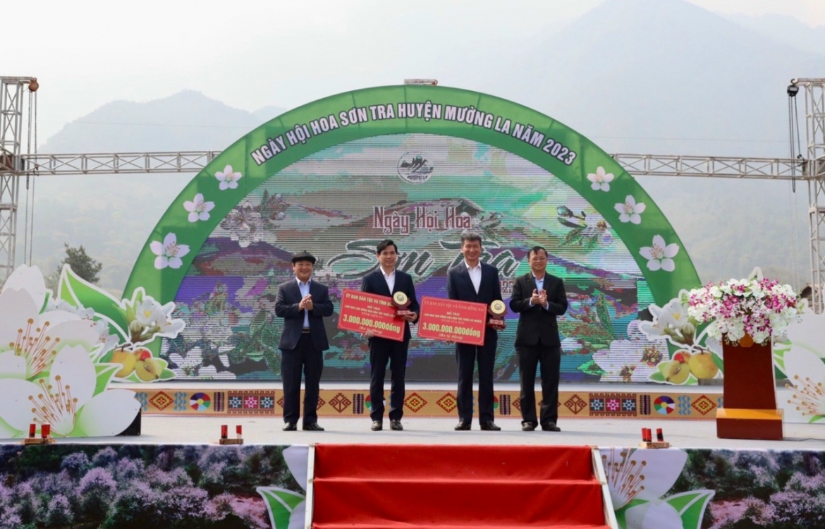 Bộ trưởng, Chủ nhiệm UBDT Hầu A Lềnh và Chủ tịch UBND tỉnh Đồng Nai Cao Tiến Dũng, trao hỗ trợ đồng bào DTTS nghèo chưa có nhà ở, nhà ở tạm hai tinh Yên Bái, Sơn La, mỗi tỉnh 3 tỷ đồng.