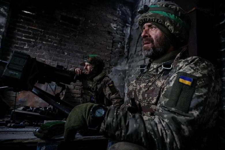 Quân đội Ukraine ở Bakhmut ngày 25/2. Ảnh: Reuters