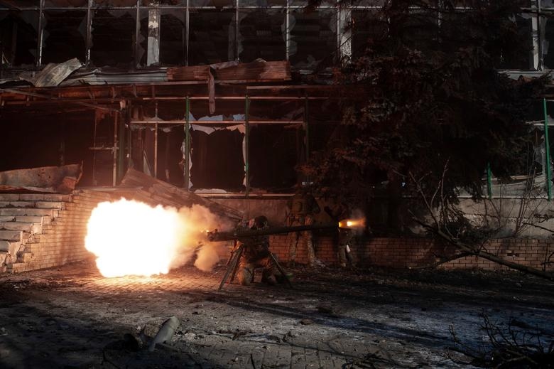 Ukraine khai hỏa súng phóng lựu chống tăng SPG-9 ở Bakhmut. Ảnh: Reuters