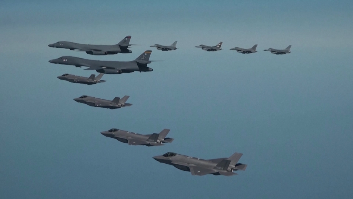 Máy bay ném bom B-1B của Mỹ trong một cuộc tập trận cùng máy bay Hàn Quốc. Ảnh: KT