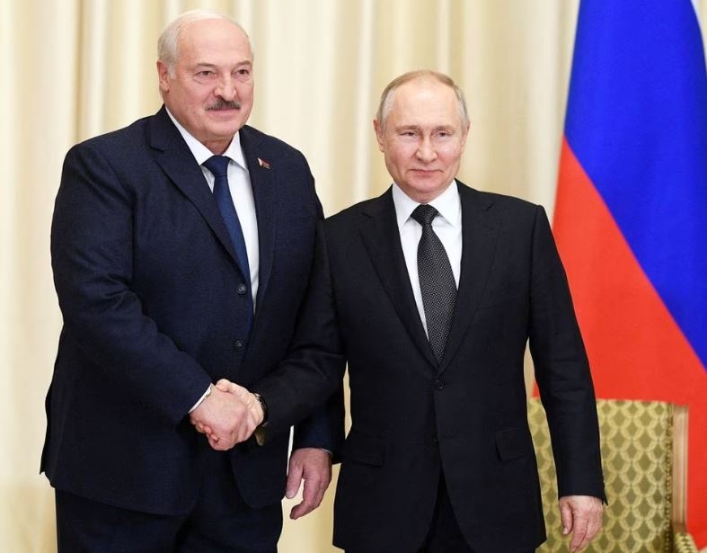 Tổng thống Belarus Alexander Lukashenko và Tổng thống Nga Vladimir Putin. Ảnh: Reuters