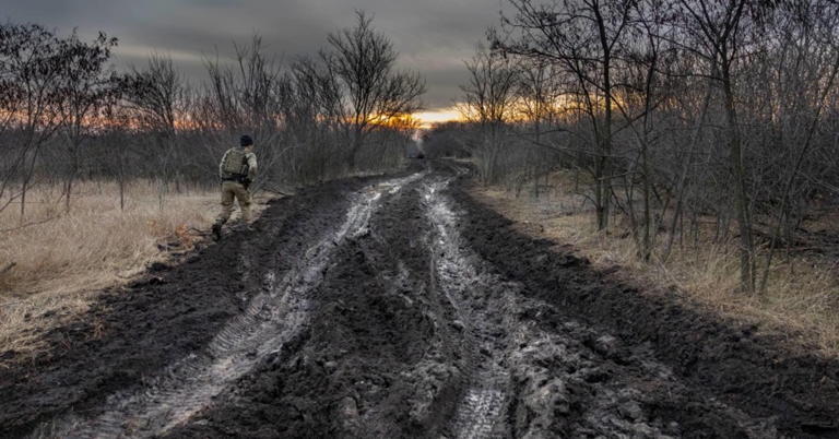 Binh sỹ Ukraine đi trên mọt con đường lầy lội gần Bakhmut. Ảnh: CNBC