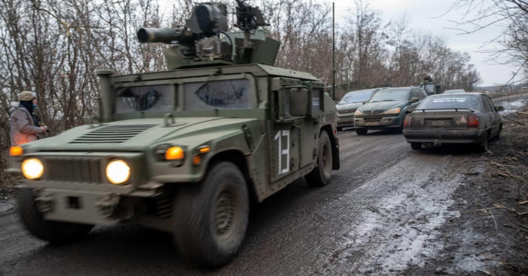 Xe quân sự của Ukraine ở ngoại ô thành phố Bakhmut. Ảnh: CNBC