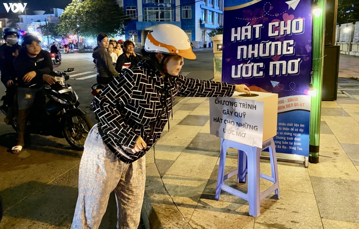"Hát cho những ước mơ" còn lan toả tình yêu thương đến với trẻ em có hoàn cảnh khó khăn. Ảnh: Gia Khang