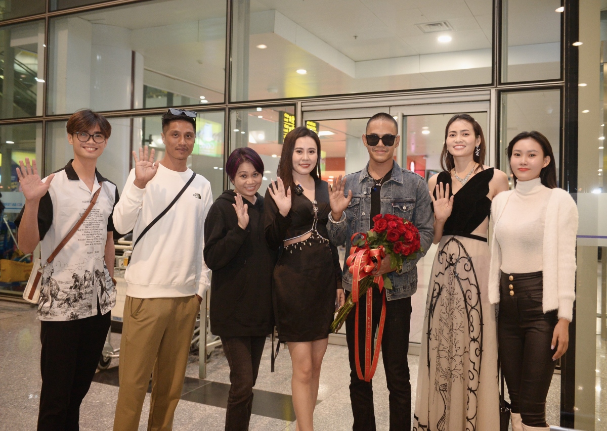 Chủ tịch Mrs Grand International đã đáp chuyến bay đến Việt Nam trong sự chào đón nồng hậu của Hoa hậu Phan Kim Oanh và người hâm mộ Việt Nam.