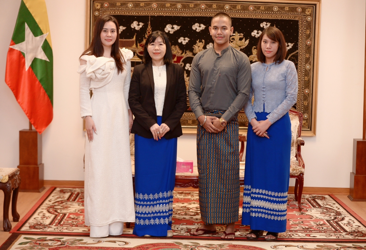 Hoa hậu Phan Kim Oanh và Chủ tịch Mrs Grand International đến thăm Đại sứ quán Myanmar tại Việt Nam.