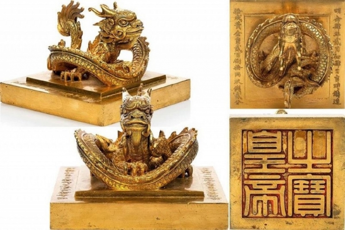 “Hoàng đế chi bảo” là kim ấn triều Nguyễn, được làm bằng vàng quý hiếm, đúc năm 1823 triều Minh Mạng