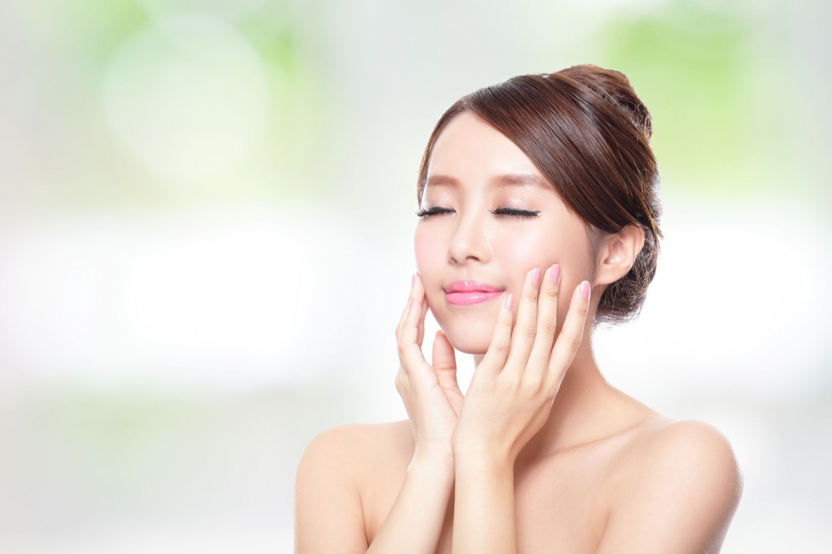 Rửa mặt bằng muối giúp se khít lỗ chân lông: Lấy một ít phèn chua, thả vào chung với nước vắt của một nửa trái chanh. Đợi đến khi phèn tan hết hãy dùng bông gòn để thấm dung dịch lên da mặt. Khoảng 20 phút sau đó hãy rửa sạch lại bằng nước ấm. Với phương pháp này, sẽ giúp cho các lỗ chân lông được thông thoáng và se khít. Ảnh minh họa