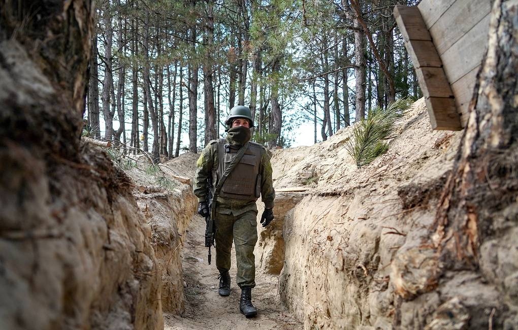 Chiến hào ở mặt trận Ukraine. Ảnh: TASS.