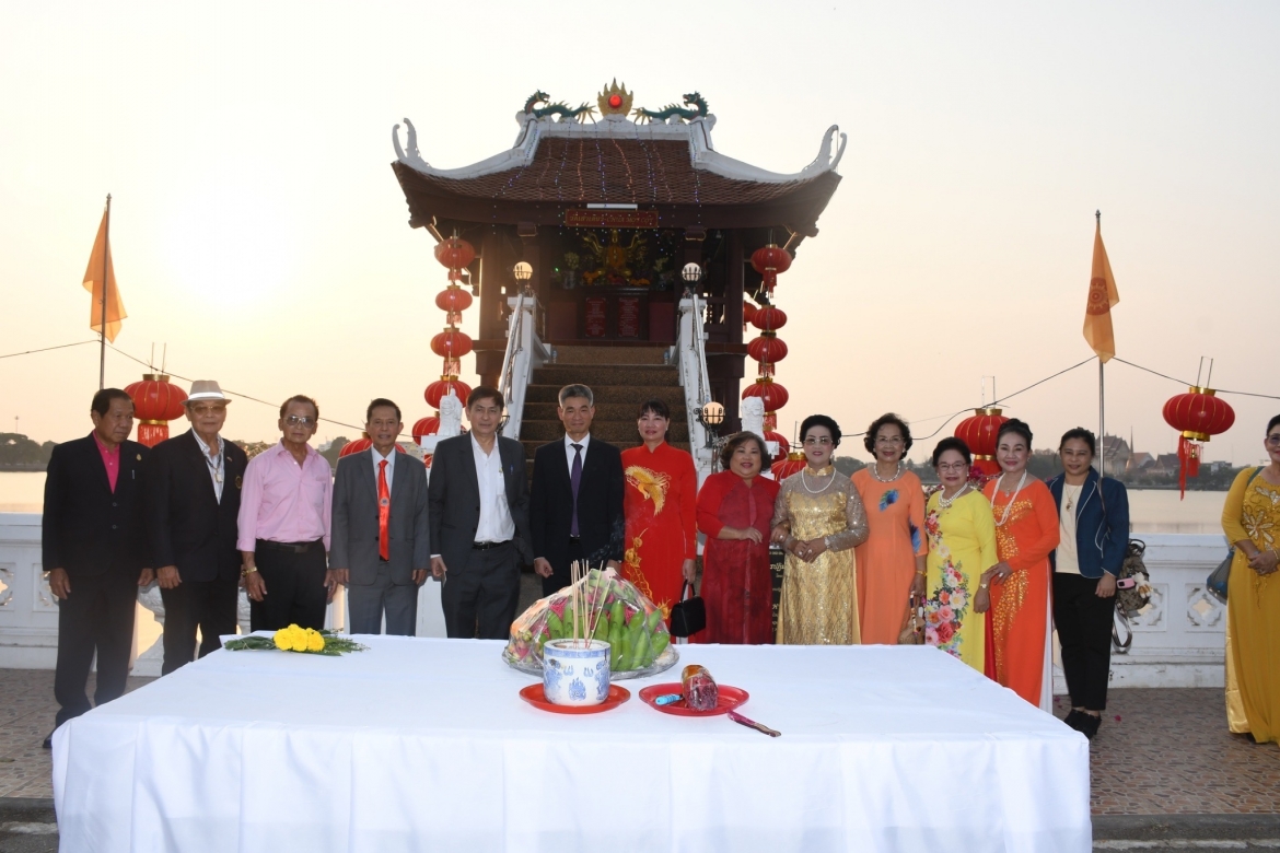 Tổng Lãnh Sự Chu Đức Dũng chụp ảnh lưu niệm cùng bà con kiều bào tại Chùa Một Cột ở Khon Kaen, Đông Bắc Thái Lan.