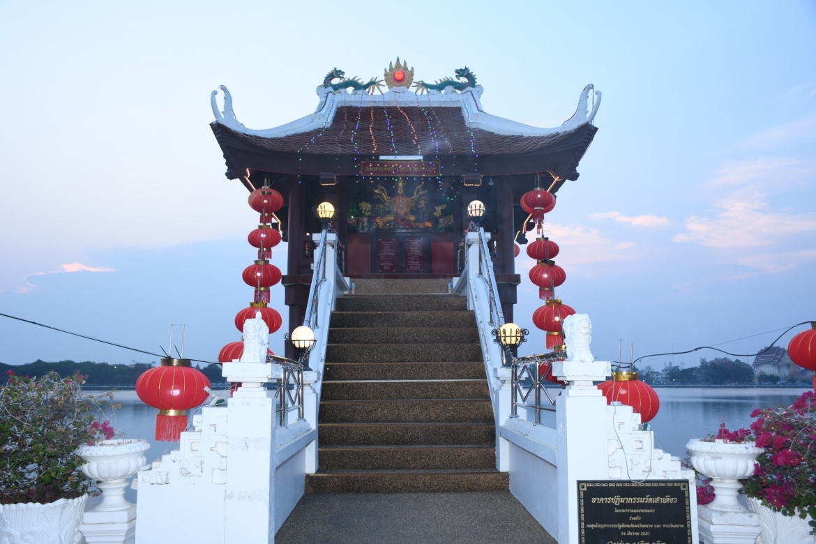 Chùa Một Cột được khánh thành trong khuôn viên công viên hữu nghị Việt-Thái tại hồ Kaen Nakhon, Khon Kaen vào ngày 14/3/2008.