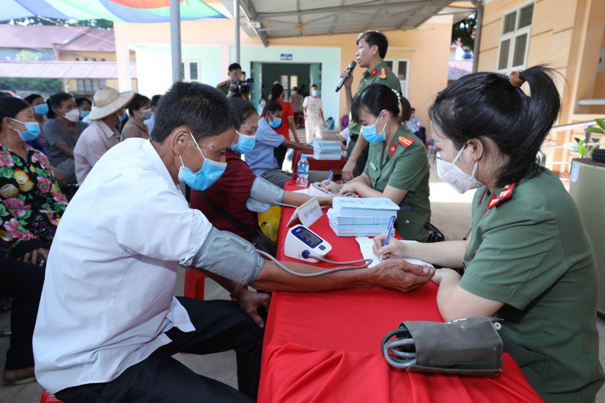 Phụ nữ công an Lạng Sơn khám, chữa bệnh, cấp phát thuốc miễn phí cho nhân dân vùng sâu, vùng xa trên địa bàn