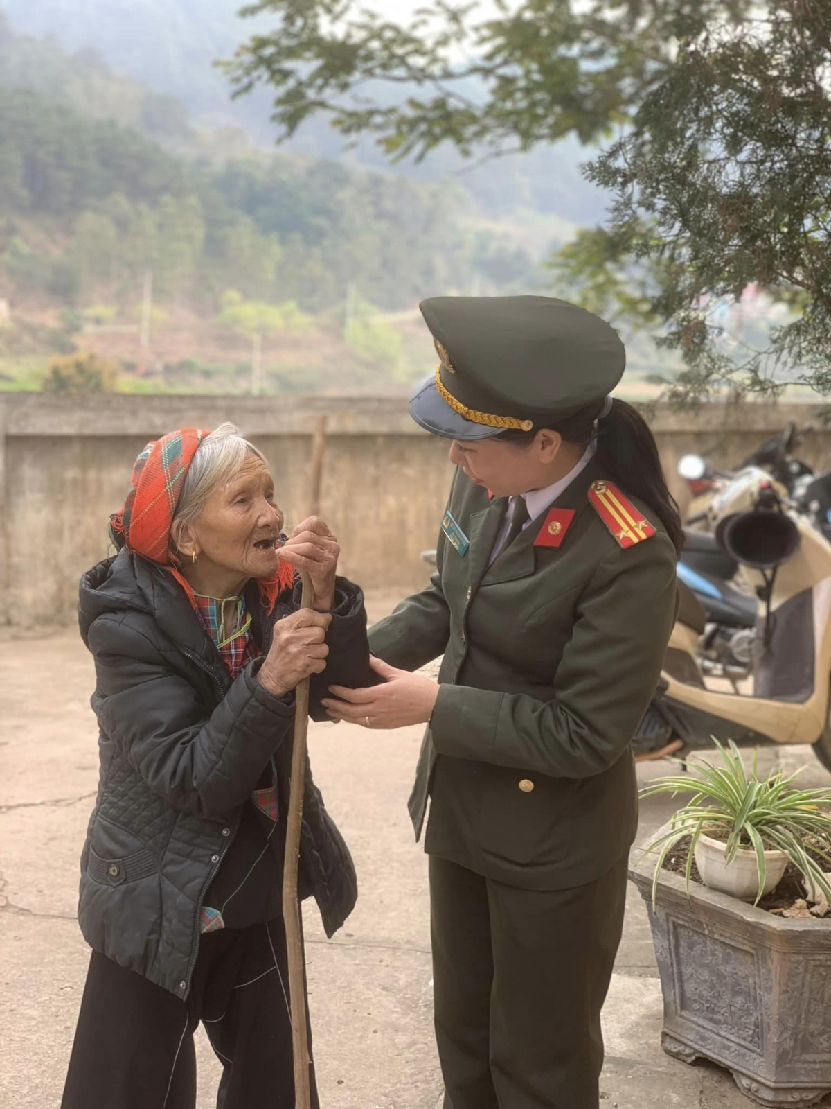 Tấm lòng nhân ái, tinh thần lá lành đùm lá rách của những nữ chiến sĩ công an Lạng Sơn đã được quần chúng nhân dân ghi nhận, đánh giá cao, qua đó góp phần xây dựng hình ảnh đẹp về người chiến sĩ công an gần gũi, thân thiện