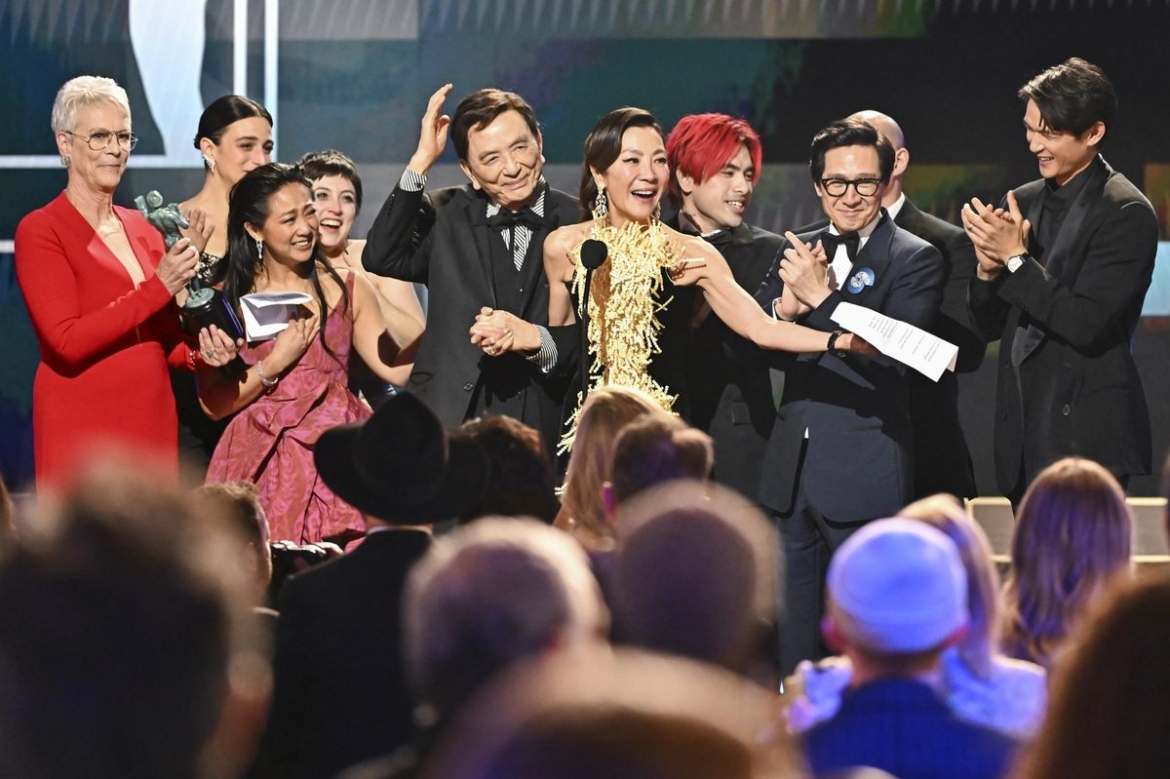 "Everything everywhere all at once – Cuộc chiến đa vũ trụ" chiến thắng ngoạn mục tại Oscar 2023.