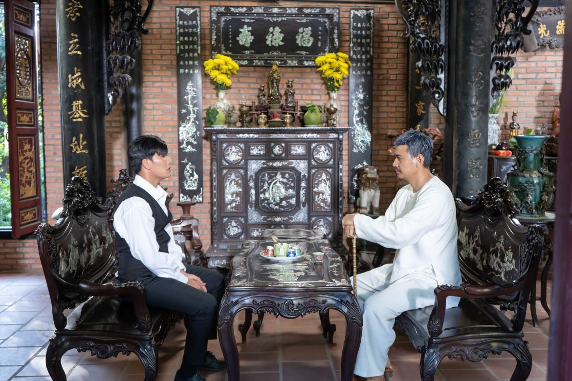 Ngọc Thuận (bên phải) trong tạo hình ông Hội đồng.