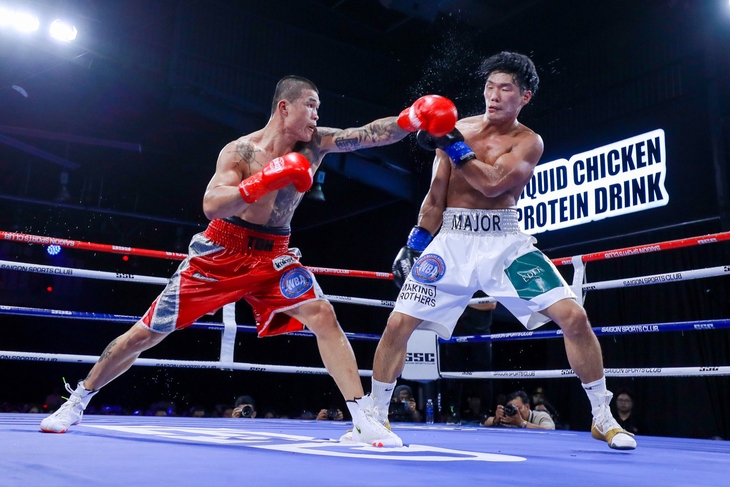 Bản lĩnh Trương Đình Hoàng (găng đỏ) chiến thắng trước Baek Dae Hyun để bảo vệ thành công đai WBA châu Á hạng super middleweight (Ảnh: H.T).