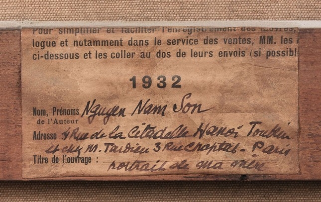 Mặt sau bức tranh có nhãn hiệu triển lãm của Salon des Artistes Français năm 1932. Trên đó ghi địa chỉ của Nam Sơn ở Hà Nội và địa chỉ của Victor Tardieu. Ảnh: Art Research Paris.