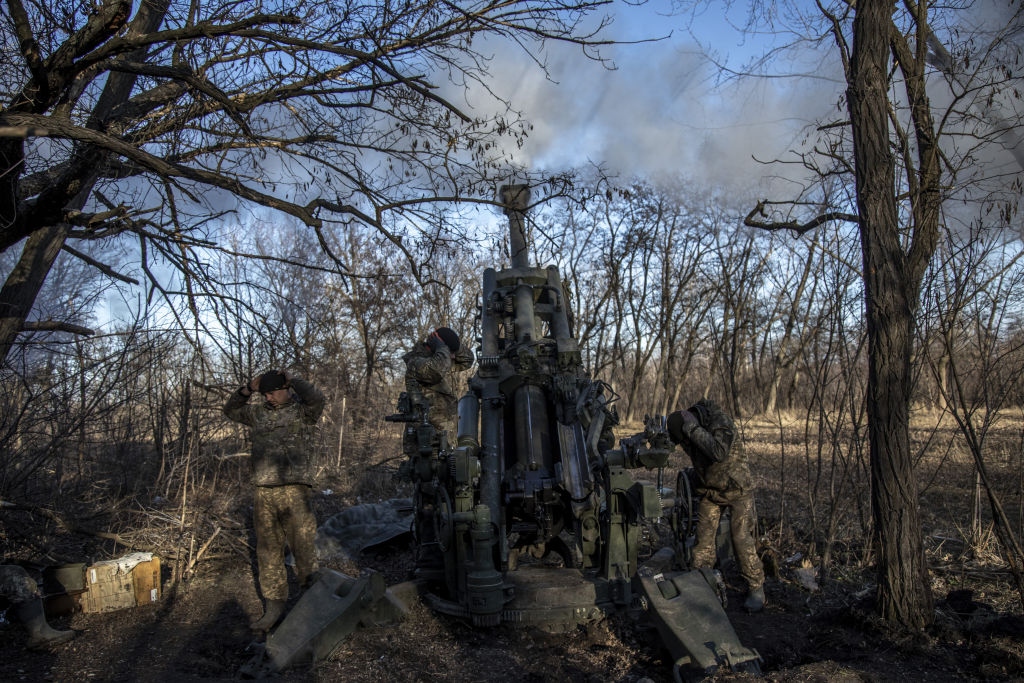 Binh sỹ Ukraine chuẩn bị khai hỏa pháo vào cứ điểm của đối phương gần Bakhmut. Ảnh: Getty.