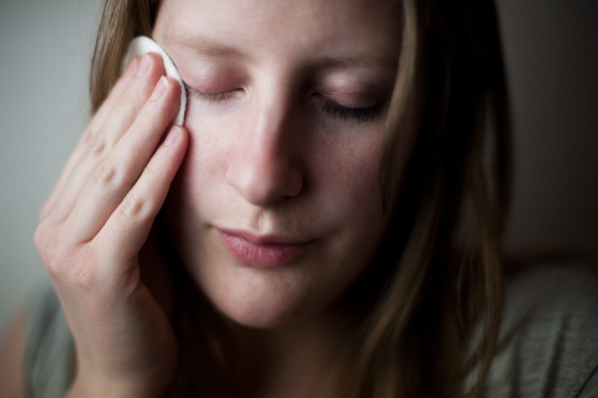 Nên tẩy trang trước khi rửa mặt: Tẩy trang là bước nhằm loại bỏ bụi bẩn và lớp trang điểm. Đối với lỗ chân lông bị tắc, bạn nên sử dụng dầu tẩy trang, sau đó rửa mặt để loại bỏ lớp dầu. Ảnh minh họa