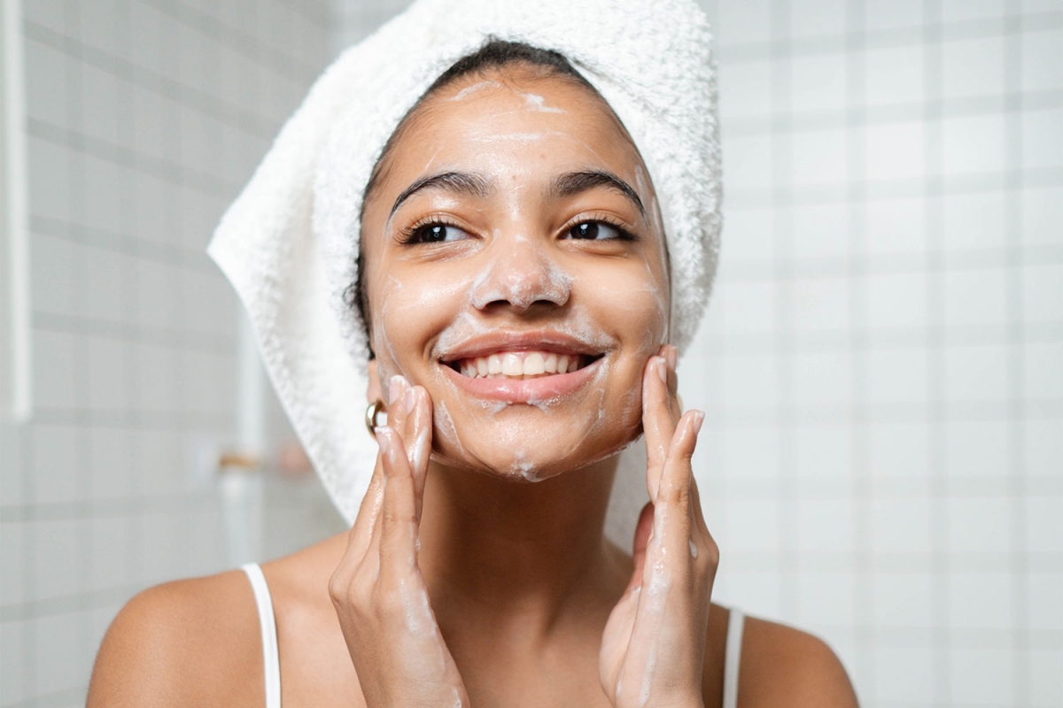 Đắp mặt nạ: Lấy 1/4 thìa chanh và 1 thìa sữa chua nguyên chất. Sau đó bạn hãy trộn lẫn sữa chua và sữa chua trong một chiếc bát nhỏ, cho đến khi muối đã được hòa tan. Thoa dung dịch này lên da mặt trong 2-3 phút rồi rửa mặt thật sạch. Duy trì cách làm này trong vòng 2 tuần bạn sẽ thấy da mịn và trắng hồng. Ảnh minh họa