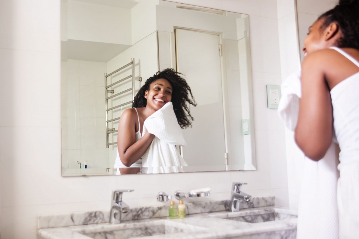 Nên lau mặt bằng khăn mềm sau khi rửa: Sau khi rửa mặt, bạn nên dùng khăn mềm để lau mặt. Hãy chú ý lau mặt thật nhẹ nhàng, tránh chà sát hoặc kỳ cọ mạnh. Ảnh minh họa