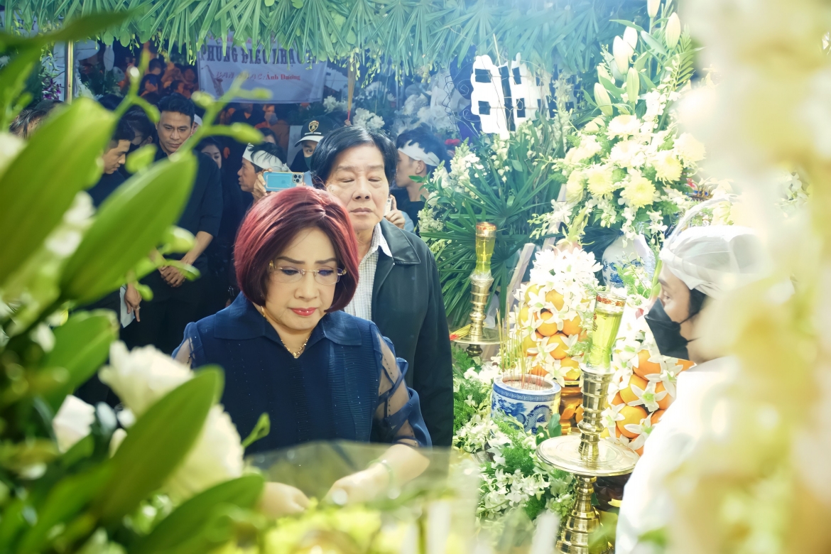 NSND Lệ Thủy cũng có mặt trong tang lễ.