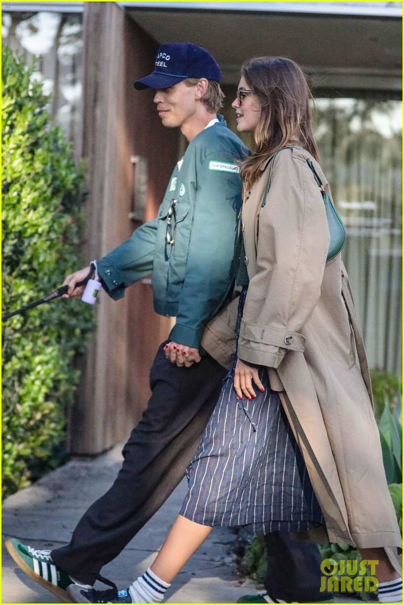 Austin Butler - Kaia Gerber được nhìn thấy khi đang đi dạo phố ở Los Angeles vừa qua.