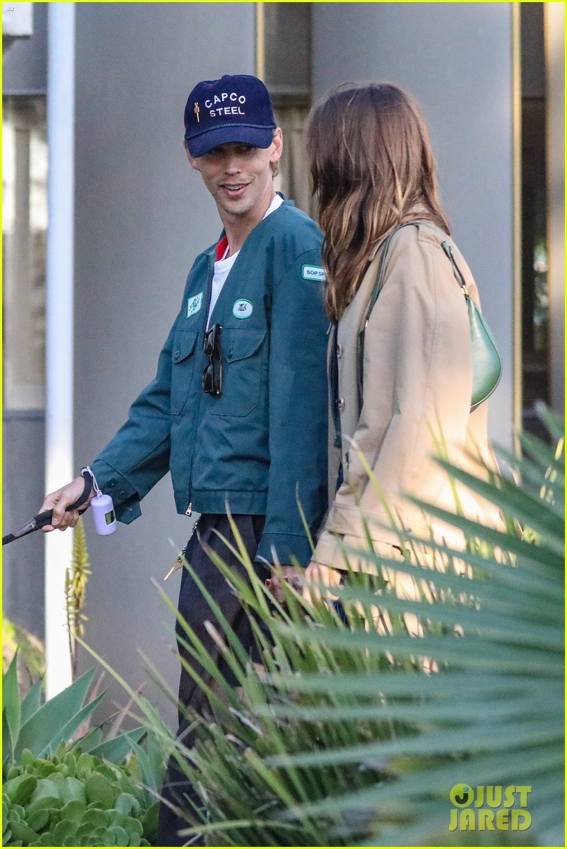 Con gái siêu mẫu Cindy Crawford mặc đồ giản dị, để mặt mộc ra phố.