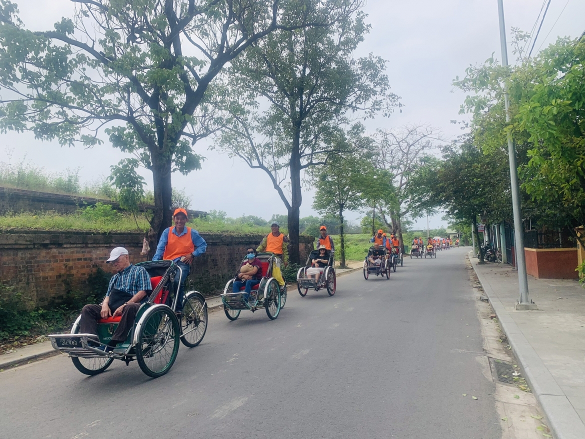 Khách tham quan cố đô Huế