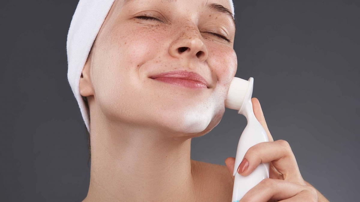 Nên sử dụng máy rửa mặt: Bạn nên sử dụng máy rửa mặt để làm sạch lỗ chân lông, nhất là khi bạn sở hữu làn da dầu. Ảnh minh họa 