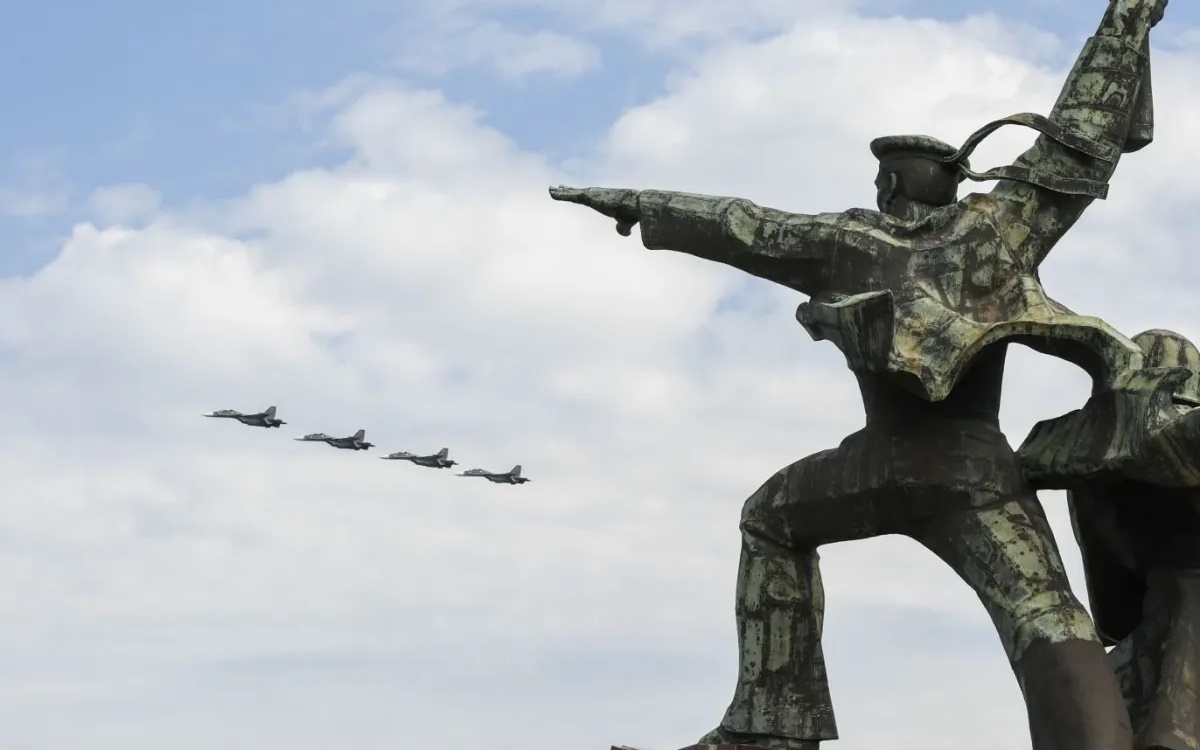 Máy bay chiến đấu Sukhoi của Nga bay qua tượng đài tưởng niệm Thế chiến II trên bán đảo Crimea vào tháng 5/2020. Ảnh: AFP.