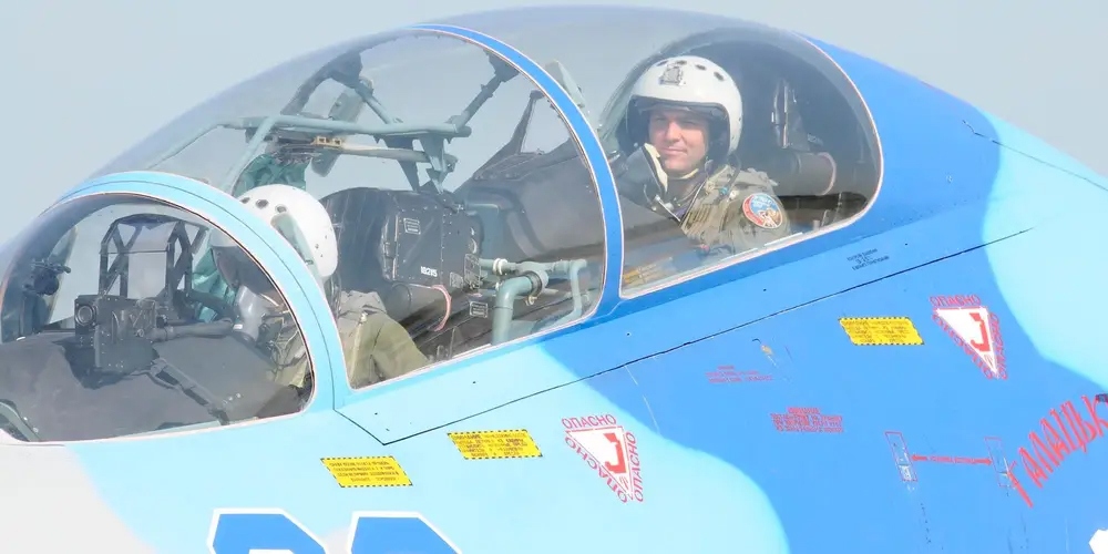 Phi công Mỹ ngồi ở ghế sau máy bay Su-27 của Ukraine trong cuộc tập trận Safe Skies tháng 7/2011. Ảnh: Không quân Mỹ