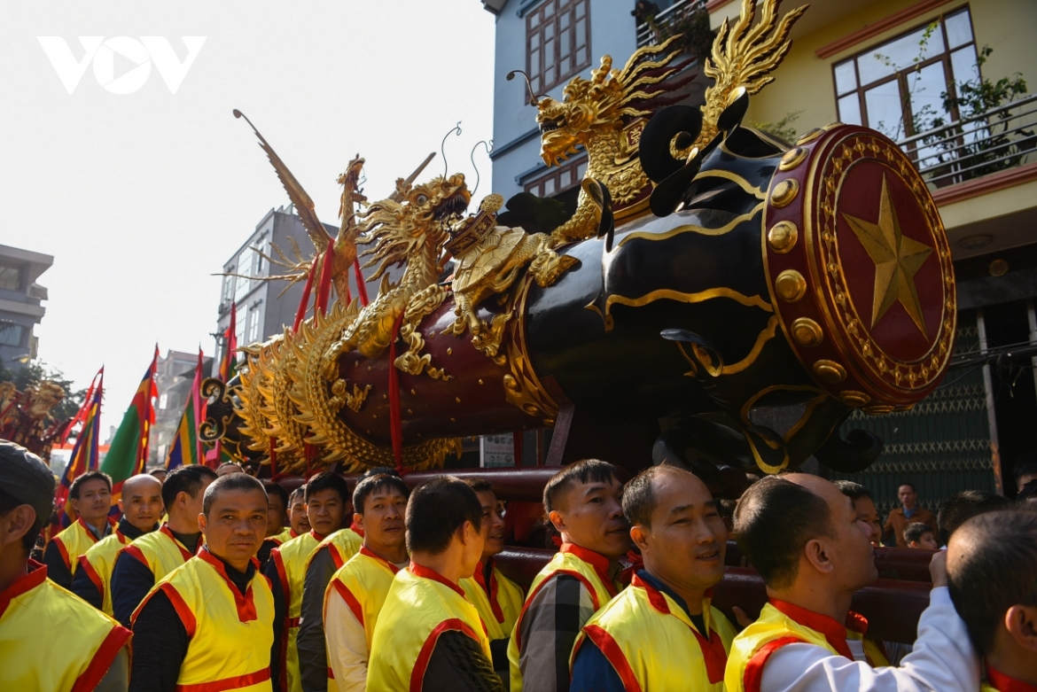 Hai quả pháo trong lễ rước quanh làng được làm tượng trưng bằng gỗ và sơn son thếp vàng, dài 6m với đường kính hơn 60 cm. Thân pháo được chạm trổ hình Long – Lân – Quy – Phụng với mong muốn năm mới mưa thuận gió hòa.