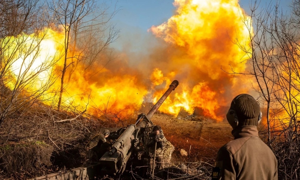 Binh sĩ Ukraine khai hỏa pháo trên chiến tuyến gần Soledar, Donetsk, hồi tháng 11/2022. Ảnh: Reuters.
