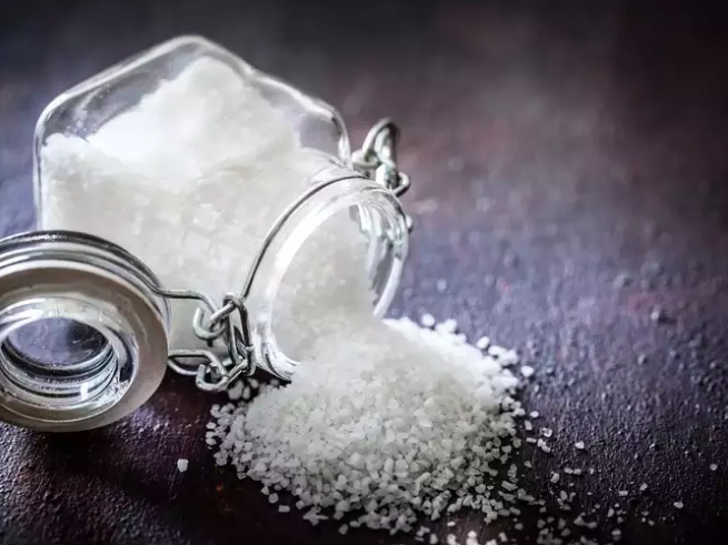 Muối: Muối là một chất bảo quản thực phẩm tự nhiên. Nó không chỉ giữ cho dưa chua tươi trong nhiều tháng mà còn giúp bảo quản thịt và thực phẩm chín trong vài ngày. Nhiệm vụ chính của muối là ngăn chặn thực phẩm khỏi vi khuẩn, nấm men và nấm mốc, kéo dài thời hạn sử dụng của 1 số loại nguyên liệu.