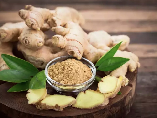 Gừng và tỏi: Tỏi có đặc tính chống virus ngăn vi khuẩn xâm nhập vào thức ăn, còn gừng có đặc tính kháng khuẩn. Chính vì thế gừng và tỏi thường được thêm vào dưa chua, vì chúng không chỉ làm tăng hương vị mà còn kéo dài thời hạn sử dụng của sản phẩm.