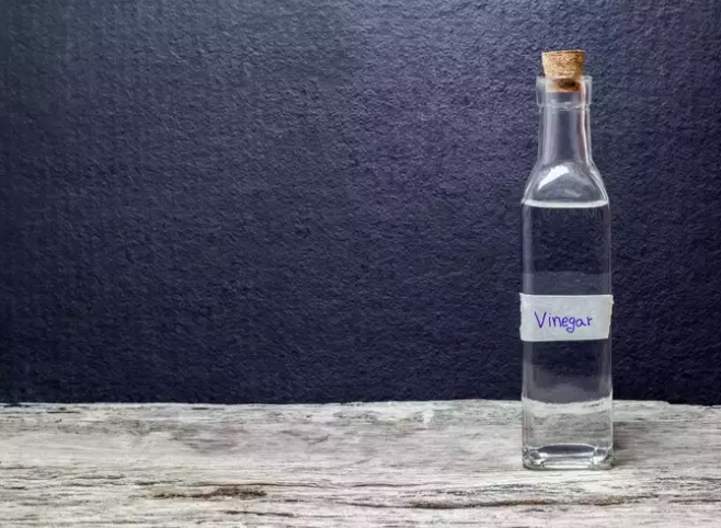 Giấm: Axit axetic có trong giấm có khả năng ức chế hoạt động của vi khuẩn, ngăn ngừa sự hư hỏng của thực phẩm. Giấm thường được thêm vào các món ăn như kim chi, dưa chua, nước sốt để kéo dài thời hạn sử dụng.