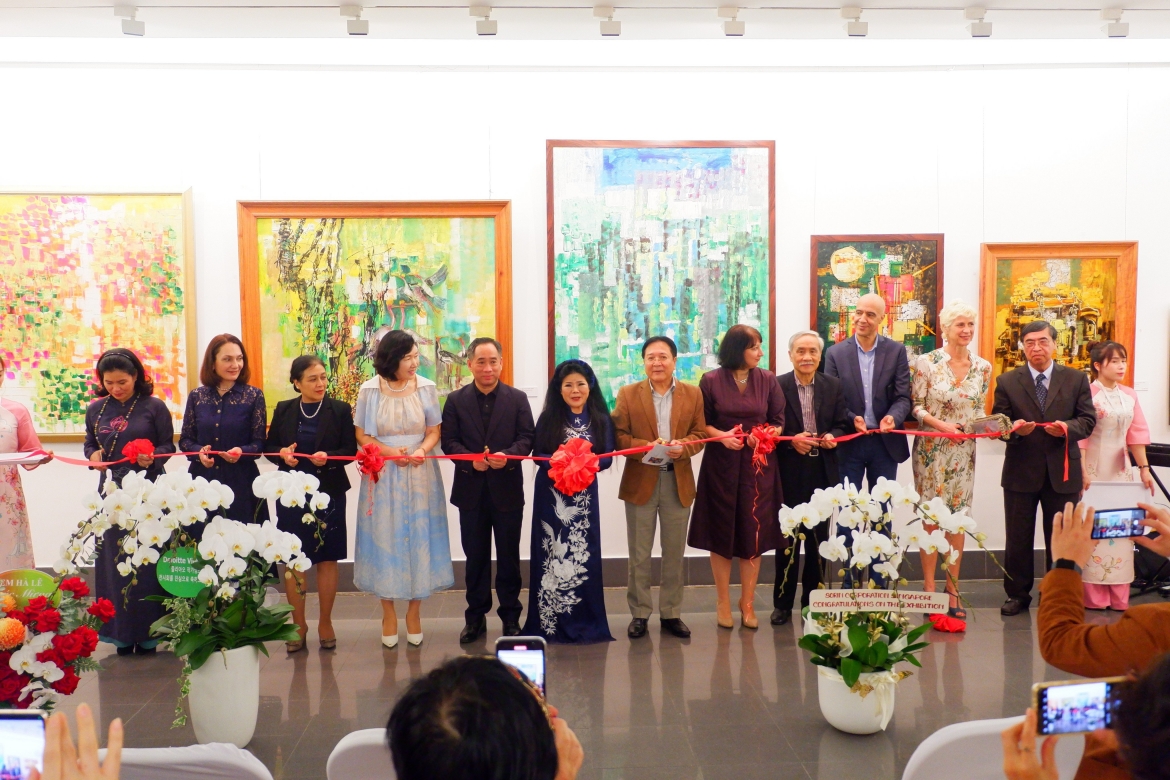 Khai mạc triển lãm "Cuộc viễn du của sắc màu" của họa sĩ Văn Dương Thành &amp; Julia OH.