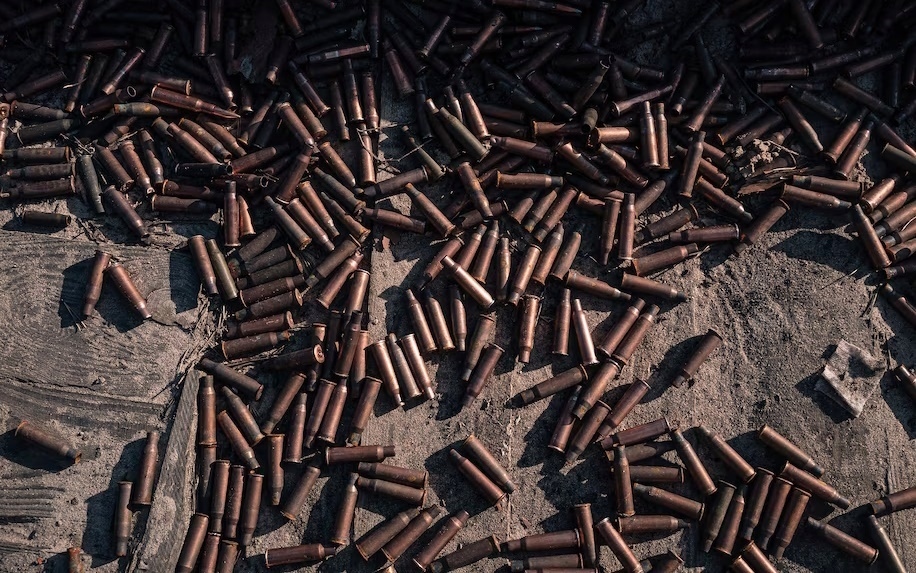 Vỏ đạn tại một trường bắn ở miền Đông Ukraine. Ảnh: Washington Post.